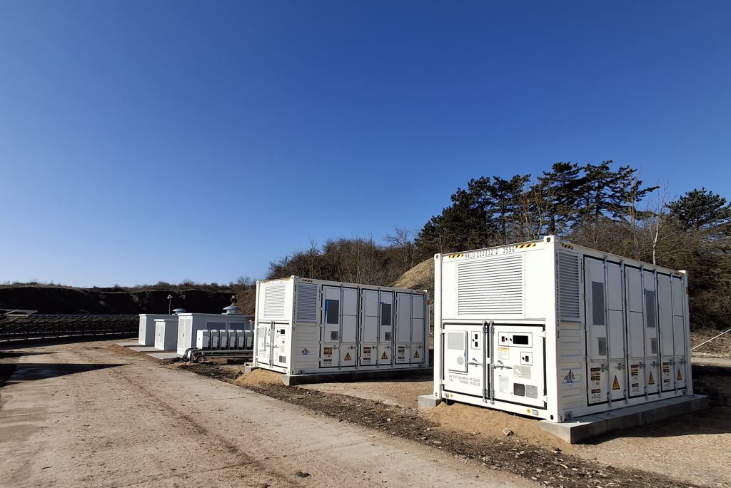 Was müssen Sie beitragen? In vielen Fällen benötigen wir lediglich: ✓ Eine geeignete Fläche oder Immobilie ✓ Einen bestehenden Strom- bzw. Netzanschluss ✓ Grundlegende Informationen zum Standort Die Planung, Genehmigung, Finanzierung, Errichtung und der Betrieb der Batteriespeicheranlage werden vollständig übernommen. Ihre Vorteile ✓ Attraktive jährliche Pachteinnahmen ✓ Keine Investitionskosten für Sie ✓ Planung, Genehmigung, Bau und Betrieb übernehmen wir vollständig ✓ Zusätzliche Wertschöpfung aus Ihrem bestehenden Stromanschluss ✓ Beitrag zur Energiewende und Netzstabilität ✓ Möglichkeit zur Mitnutzung des Batteriespeichers Zusätzliche wirtschaftliche Vorteile Je nach Standort und Nutzung kann ein Batteriespeicher weitere Vorteile bieten: Lastspitzen reduzieren (Peak Shaving) Viele Gewerbe- und Industriebetriebe zahlen nicht nur für den Stromverbrauch, sondern auch für kurzfristige Leistungsspitzen. Ein Batteriespeicher kann diese Lastspitzen abfedern und dadurch die Netzkosten reduzieren. E-Mobilität unterstützen Bei mehreren Ladestationen oder Schnellladern entstehen häufig hohe Leistungsspitzen. Batteriespeicher können diese Belastungen ausgleichen und den Ausbau von Ladeinfrastruktur erleichtern. Notstromversorgung erhöhen Je nach Auslegung können kritische Systeme wie IT-Infrastruktur, Kühlanlagen oder Produktionsprozesse bei Stromausfällen zusätzlich abgesichert werden. Gesucht werden insbesondere Gewerbeimmobilien Industrieflächen Industriehallen Lagerhallen Logistikzentren Produktionsstandorte Rechenzentren Kühlhäuser Gewerbegrundstücke Bestandsimmobilien Industrieparks Trafostationen Netzanschlüsse in Nieder- oder Mittelspannung Mittelspannungsanschlüsse Stromanschlüsse ab 100 kW Anschlussleistung Auch kleinere oder besondere Standorte prüfen wir gerne unverbindlich. Entscheidend sind die vorhandene Infrastruktur und die Möglichkeiten des Netzanschlusses. Interesse geweckt? Gerne prüfen wir Ihr Objekt, Ihre Industriehalle, Ihr Gewerbegrundstück oder Ihren Netzanschluss unverbindlich und kostenfrei. Senden Sie uns einfach: die Adresse des Standorts die Art der Immobilie oder Fläche falls vorhanden Informationen zum Stromanschluss oder zur Trafostation Kontakt Forever Capital AG Bundesstrasse 5 6300 Zug Schweiz E-Mail: hello@forever-capital.com Website: www.forever-capital.com Wir freuen uns auf Ihre Kontaktaufnahme und darauf, gemeinsam die Energiezukunft der Schweiz zu gestalten.